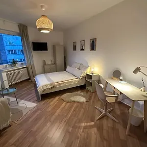  Apartment Mit Wohnkuche & Balkon